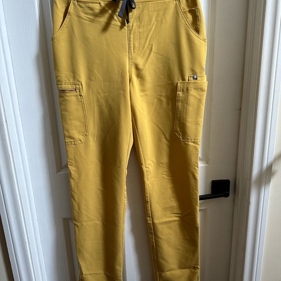 FIGS Limited addition Mustard Yellow Zamora (M) set barely wore - Picture 2 of 5